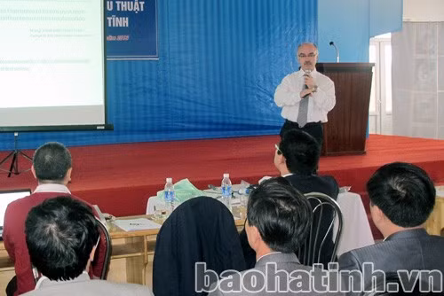 BS. Constantin trình bày những tiến bộ trong phẫu thuật tim mạch