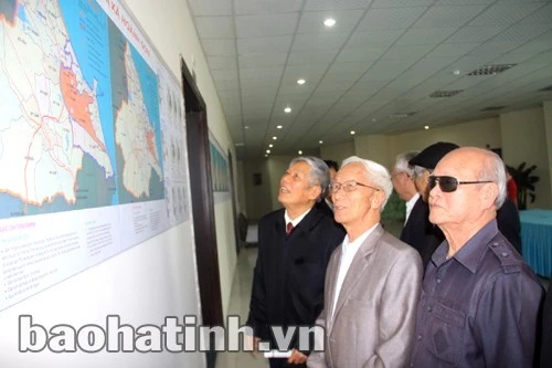 Các cán bộ lãnh đạo lão thành tham khảo bản đồ quy hoạch địa giới hành chính huyện Kỳ Anh, thành lập TX Hoành Sơn