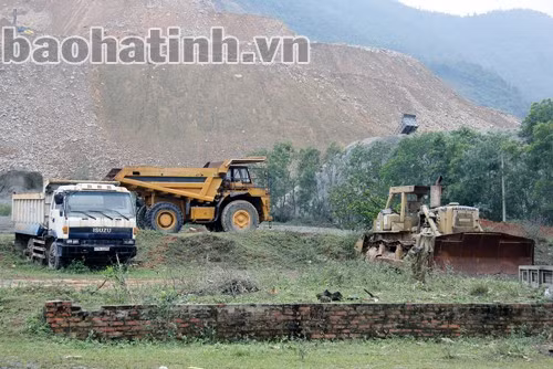 Cảnh hoang tàn của mỏ đá Trường Thọ. Cảnh hoang tàn của mỏ đá Trường Thọ.