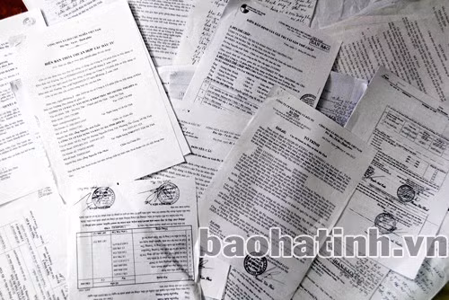 Gần 4 năm bắt tay, thành quả Công ty CP Xây dựng & Đầu tư Hà Tĩnh thu được là tập đơn kêu cứu và kiến nghị dày cộp. Gần 4 năm bắt tay, thành quả Công ty CP Xây dựng & Đầu tư Hà Tĩnh thu được là tập đơn kêu cứu và kiến nghị dày cộp.