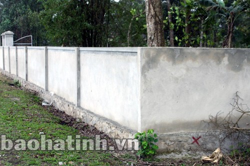 Phần tường rào khác lấn 0,5 m (dấu chéo đỏ).