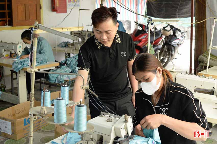 Xưởng may của anh Quyết tạo việc làm hơn 10 lao động địa phương với mức thu nhập 4 – 5 triệu đồng/ 20-23 ngày công/ người. Ảnh 2.jpg