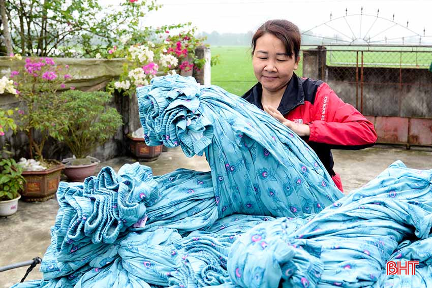 Anh Quyết tận dụng khuôn viên sân nhà để làm nhà xưởng. Anh 4.jpg