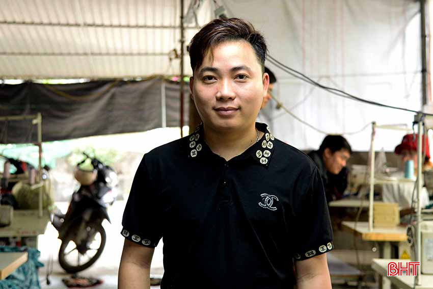 Anh Nguyễn Văn Quyết – chủ xưởng may gia công tại xã Trung Lộc. Anh 1.jpg