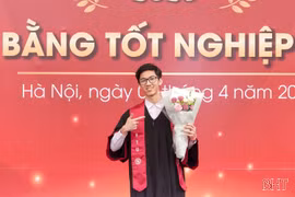 Nam sinh Hà Tĩnh tốt nghiệp xuất sắc Đại học Ngoại thương, chinh phục loạt giải thưởng về AI