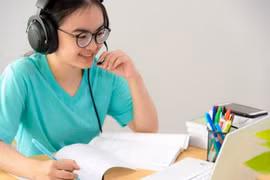 Luyện nghe chép chính tả và nói nhại với Parroto: Cách người trẻ Việt cải thiện kỹ năng nghe - nói tiếng Anh