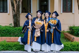 Xưởng may áo tốt nghiệp, áo cử nhân giá rẻ TP Hồ Chí Minh