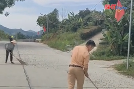 CSGT Hà Tĩnh cùng người dân dọn đá rơi vãi trên đường gần trường học