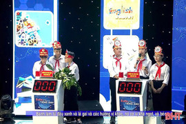 Thí sinh mang bánh gai, đũa cau Nàng Rưng lên sân khấu “Ô cửa tiếng Anh” mùa 2