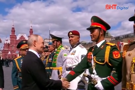 Tổng thống Putin bắt tay cảm ơn Đoàn QĐND Việt Nam duyệt binh trên Quảng trường Đỏ