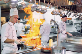 Bếp trưởng làm gì? Toàn bộ mô tả công việc trong nhà hàng, khách sạn