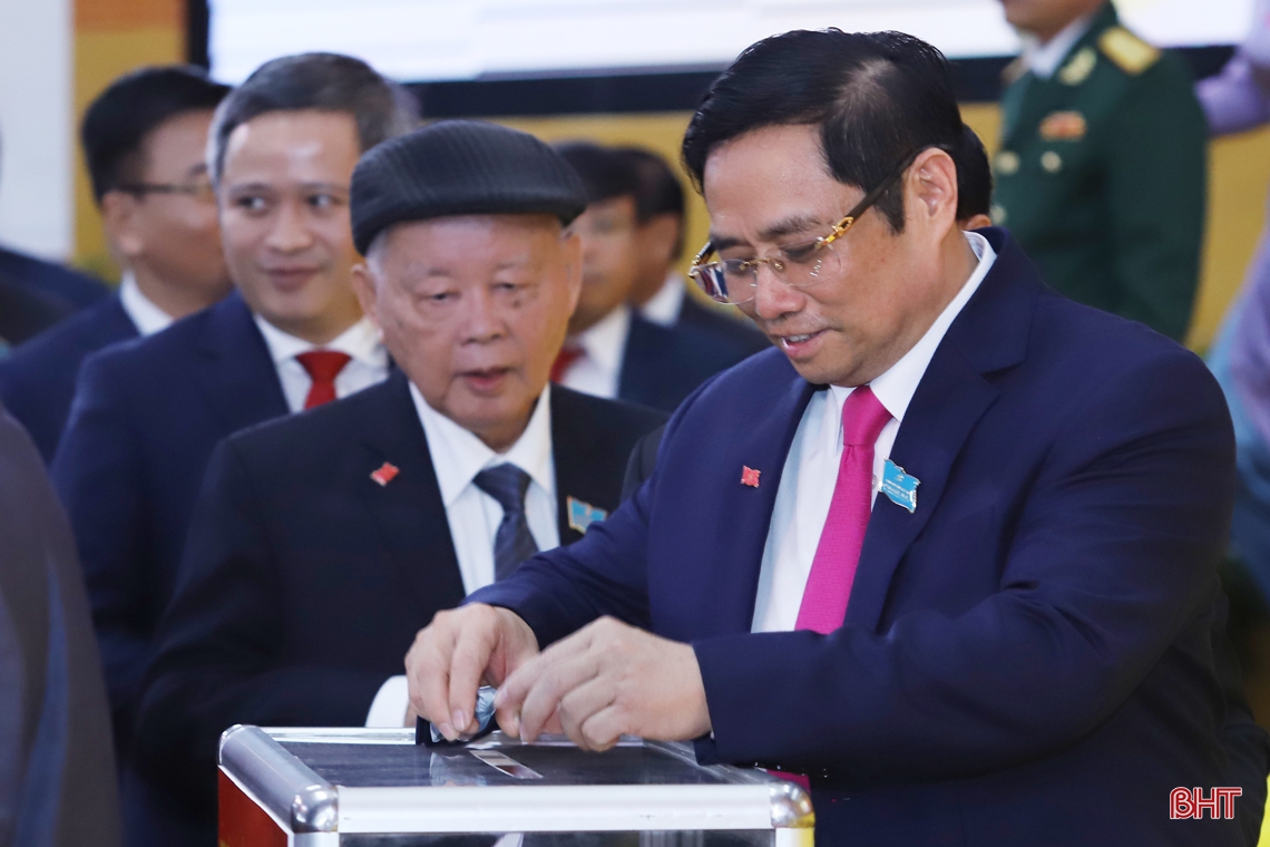 Đại biểu dự Đại hội Đảng bộ Hà Tĩnh ủng hộ đồng bào miền Trung bị thiệt hại do mưa lũ