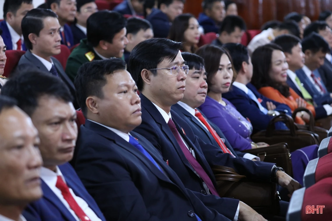 Đại biểu dự Đại hội Đảng bộ Hà Tĩnh ủng hộ đồng bào miền Trung bị thiệt hại do mưa lũ