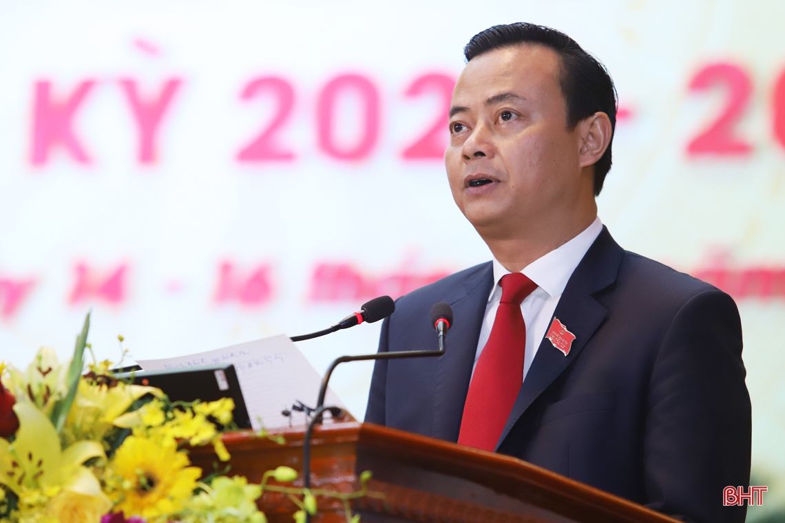 Đại biểu dự Đại hội Đảng bộ Hà Tĩnh ủng hộ đồng bào miền Trung bị thiệt hại do mưa lũ