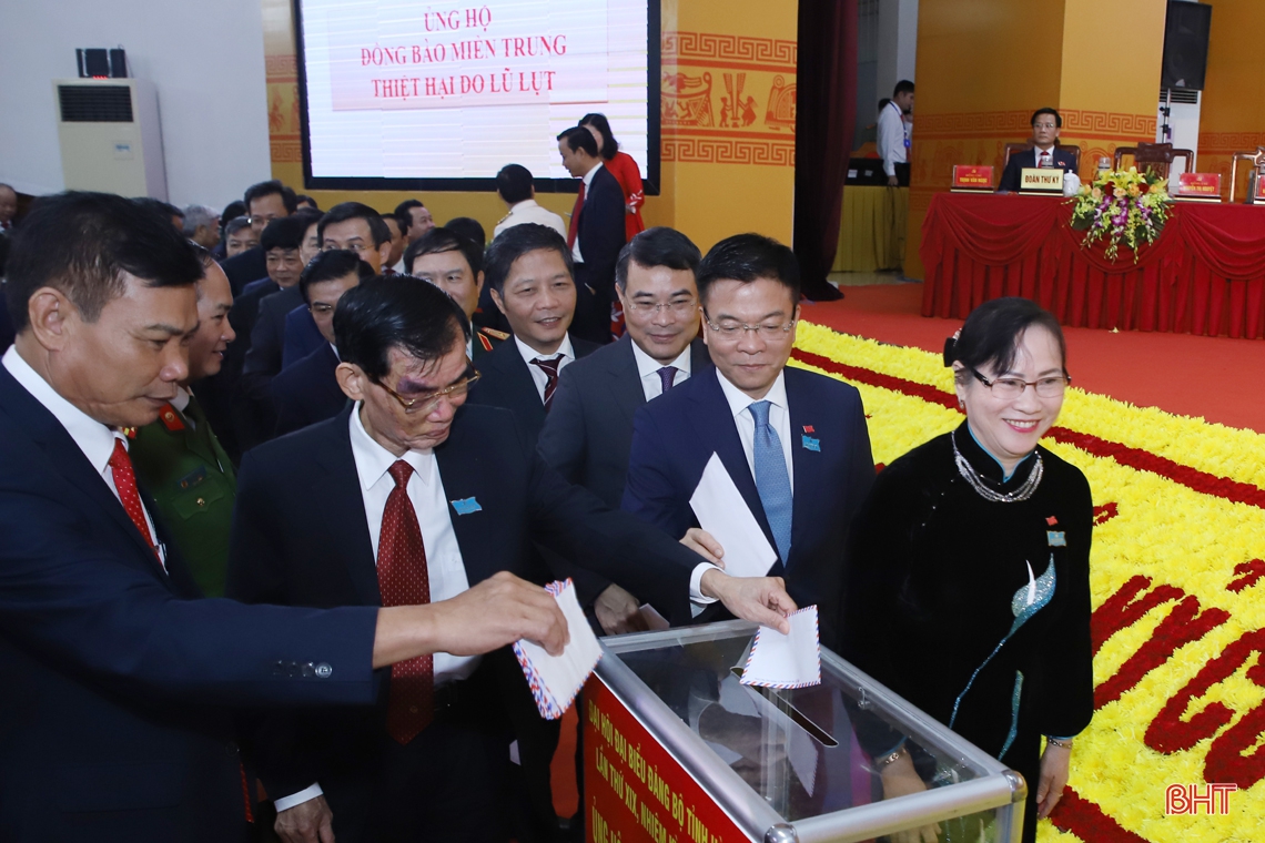 Đại biểu dự Đại hội Đảng bộ Hà Tĩnh ủng hộ đồng bào miền Trung bị thiệt hại do mưa lũ