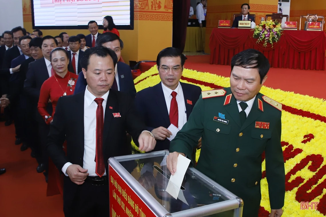 Đại biểu dự Đại hội Đảng bộ Hà Tĩnh ủng hộ đồng bào miền Trung bị thiệt hại do mưa lũ