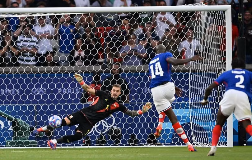 Mateta giúp Pháp gỡ hòa ở thời gian bù giờ hiệp hai.