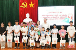 Gần 70 phần quà trao tặng trẻ em gặp hoàn cảnh khó khăn