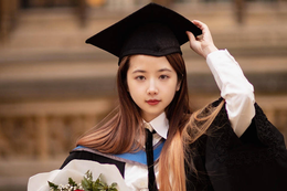 Tiến sĩ toán Oxford bị chỉ trích vì 'quá xinh đẹp'