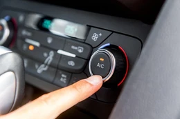 Vì sao nên tắt điều hòa trước khi tắt máy ô tô?
