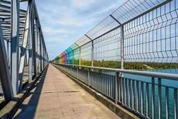 Lắp lưới thép ở cầu Bến Thủy 1, ngăn người và vật thể rơi xuống sông