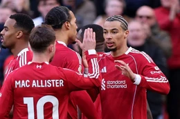 Liverpool áp sát MU