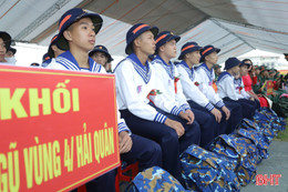 1.690 tân binh Hà Tĩnh lên đường tòng quân