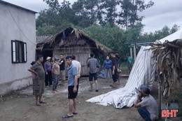 Vừa sạc vừa xem điện thoại, nam thanh niên bị sét đánh tử vong