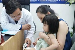 Giật mình chuyện cho trẻ tắm bia, uống mật gấu để đẹp da, chống bệnh hiểm nghèo