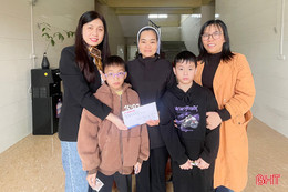 Hội Phụ nữ Hà Tĩnh tại Đức tặng quà tết cho các hoàn cảnh khó khăn