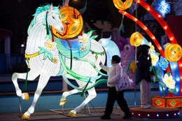 Không khí chuẩn bị đón Tết Bính Ngọ trên thế giới