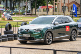 Chốt VinFast VF 8 đầu năm du xuân, khách hàng “rinh” thêm xe 2 bánh