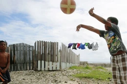 Quốc gia đầu tiên phát tiền cho toàn dân đi chợ