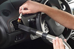 Cách vệ sinh cửa gió điều hòa ô tô khi có dấu hiệu mùi ẩm mốc