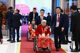 Các đại biểu Mẹ Việt Nam Anh hùng đến dự phiên khai mạc Đại hội XIV của Đảng. Ảnh: TTXVN