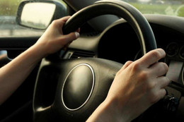 Cách cầm vô lăng để lái xe an toàn và dễ thao tác