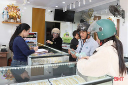 Giá vàng tăng vọt, vượt mức 5.000 USD/ounce