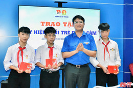 Trao Huy hiệu “Tuổi trẻ dũng cảm” cho 3 nam sinh cứu trẻ đuối nước