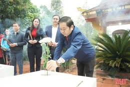 Tưởng niệm 60 năm 33 học sinh Trường cấp II Hương Phúc bị bom Mỹ sát hại