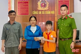 Nhặt được 61 triệu đồng, cháu bé cùng bố trả lại người đánh mất