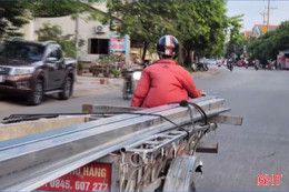 Xe chở tôn, thép "làm xiếc" trên đường