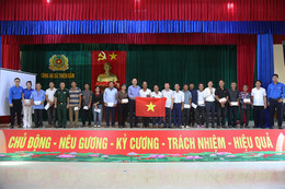 Quỹ Nhân đạo Nghề cá Việt Nam tặng quà ngư dân xã Thiên Cầm