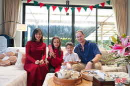 Người nước ngoài háo hức đón Tết tại Hà Tĩnh