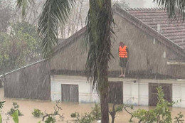 Người dân Gia Lai, Đắk Lắk leo nóc nhà chờ cứu hộ