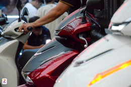 Giá xe máy xăng 'nhảy múa' giữa áp lực điện hóa