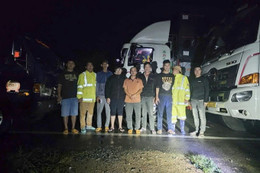 Giải cứu 11 người bị mắc kẹt suốt hai ngày trên đèo Khánh Lê do sạt lở