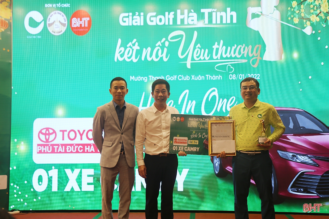 Giải Golf “Kết nối yêu thương” huy động được 900 triệu đồng tặng quà tết cho người nghèo Hà Tĩnh