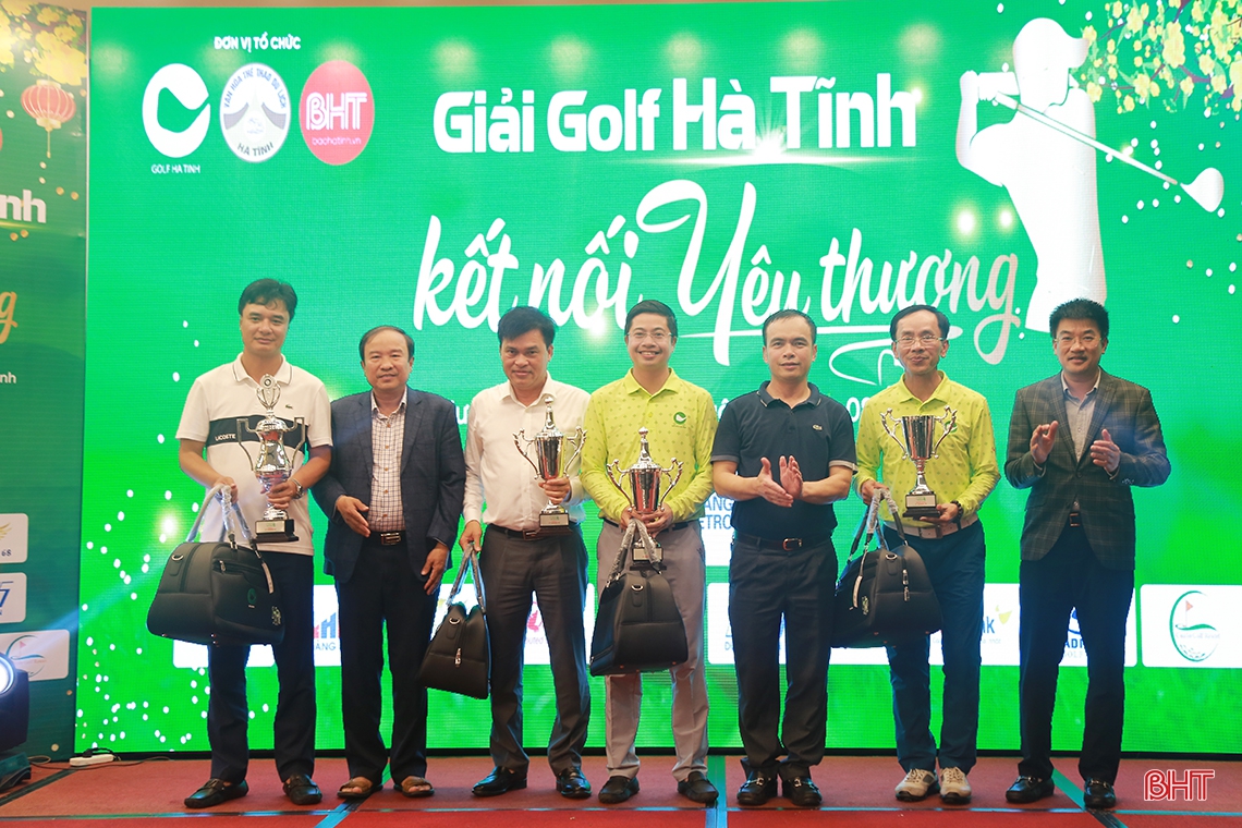 Giải Golf “Kết nối yêu thương” huy động được 900 triệu đồng tặng quà tết cho người nghèo Hà Tĩnh