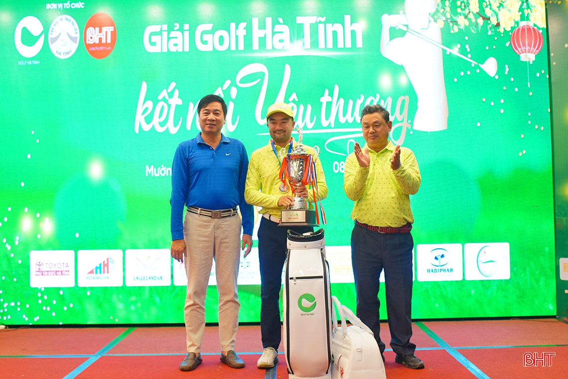 Giải Golf “Kết nối yêu thương” huy động được 900 triệu đồng tặng quà tết cho người nghèo Hà Tĩnh