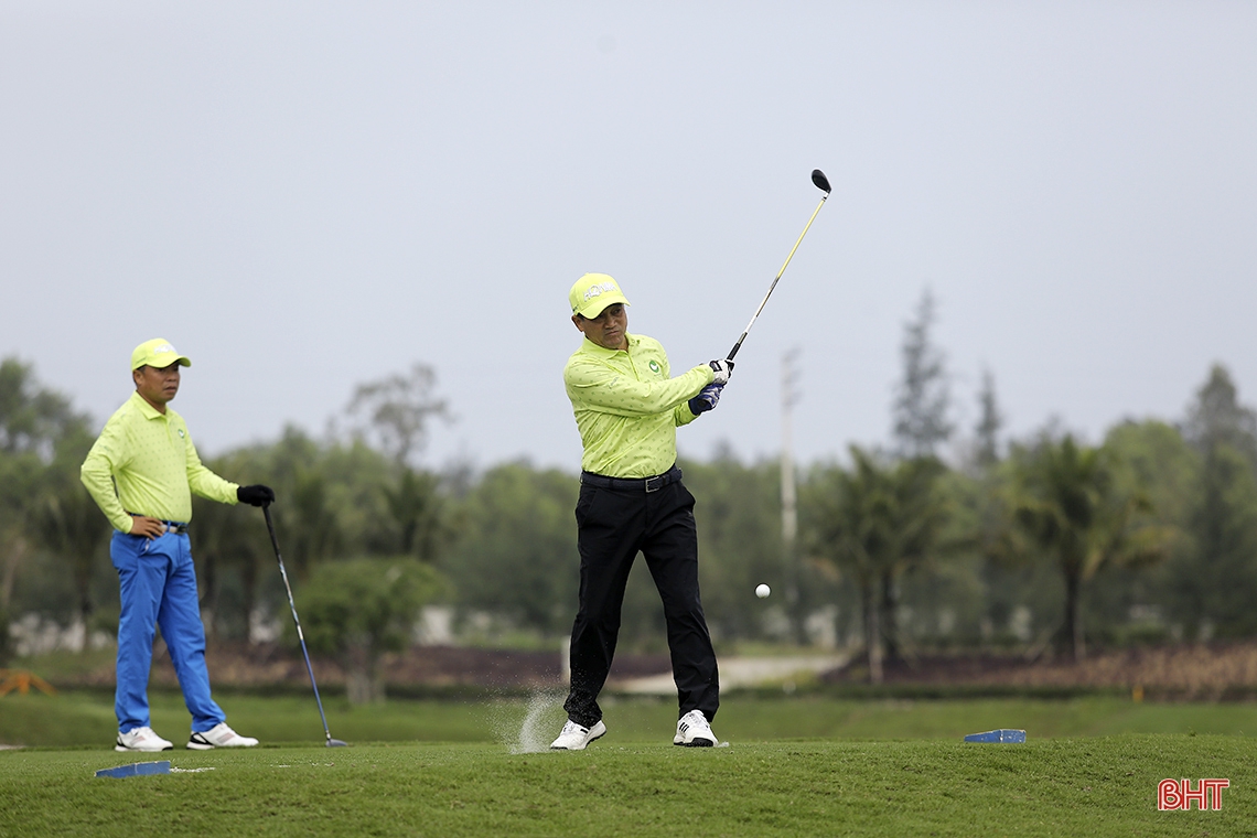 Giải Golf “Kết nối yêu thương” huy động được 900 triệu đồng tặng quà tết cho người nghèo Hà Tĩnh